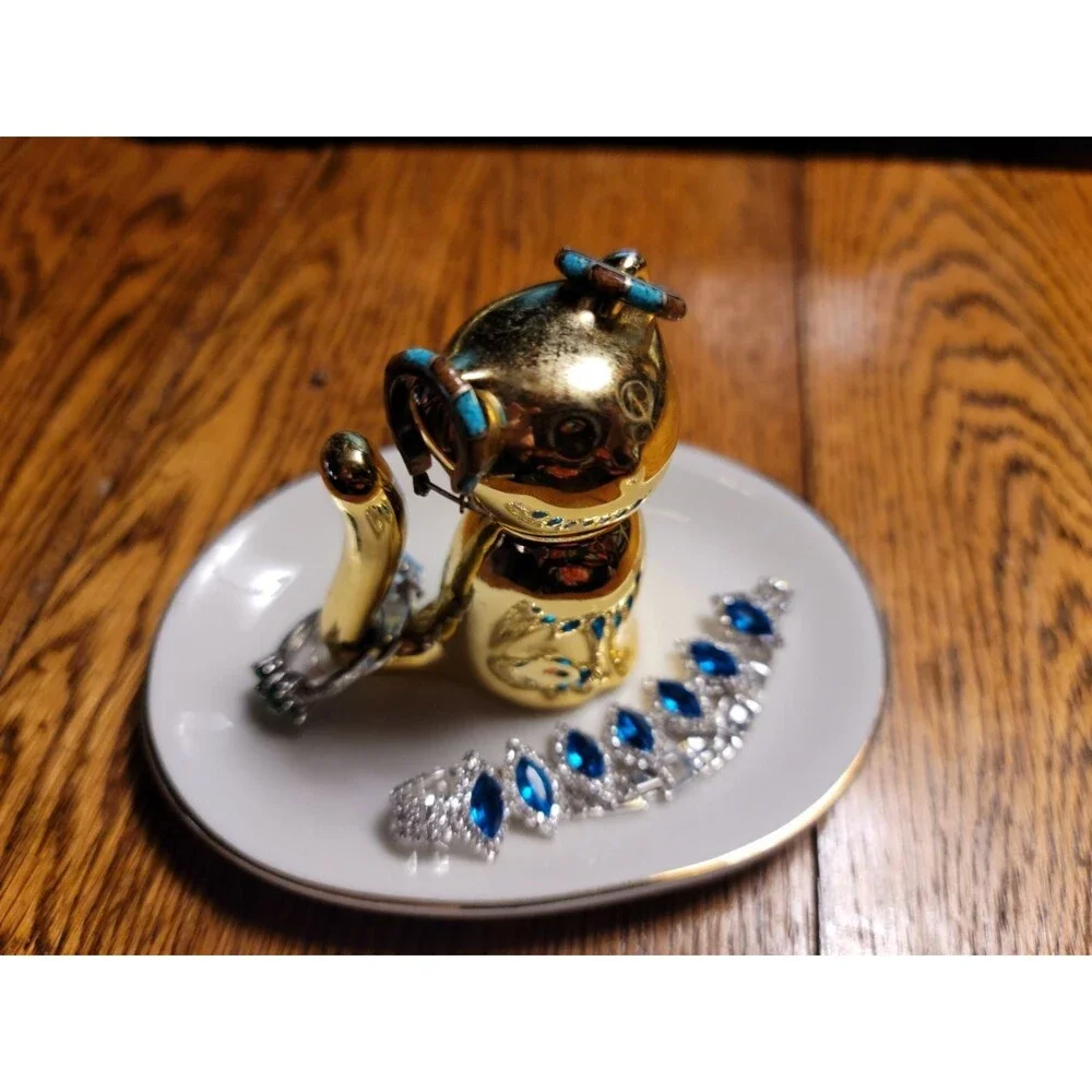 N/A golden cat